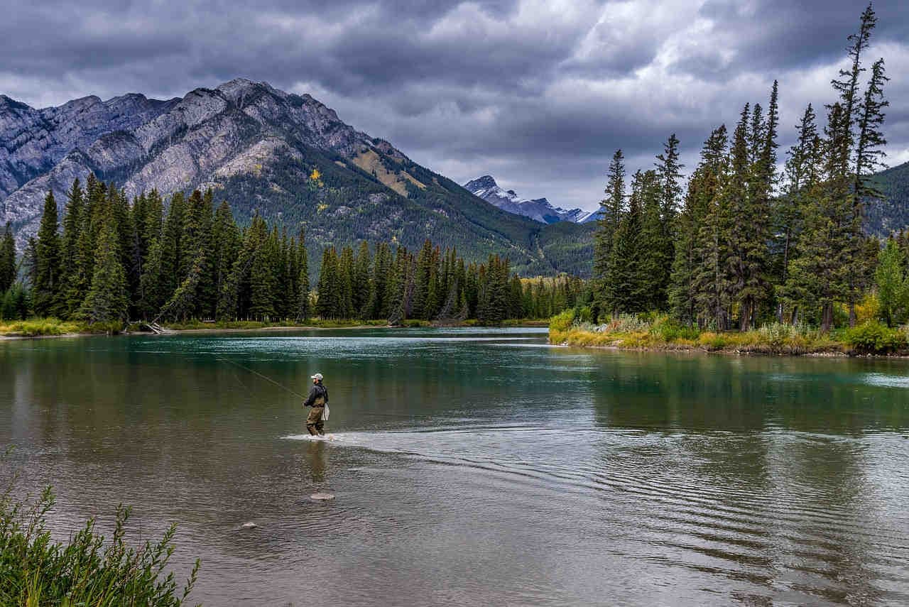 un homme pêche dans un lac