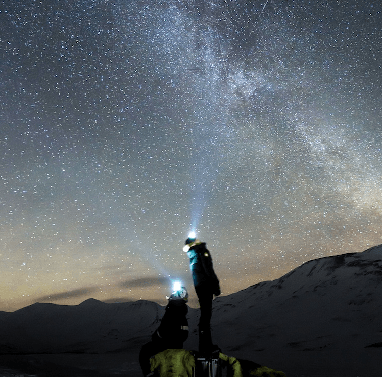 ciel étoilé et personnes avec lumière artificielle