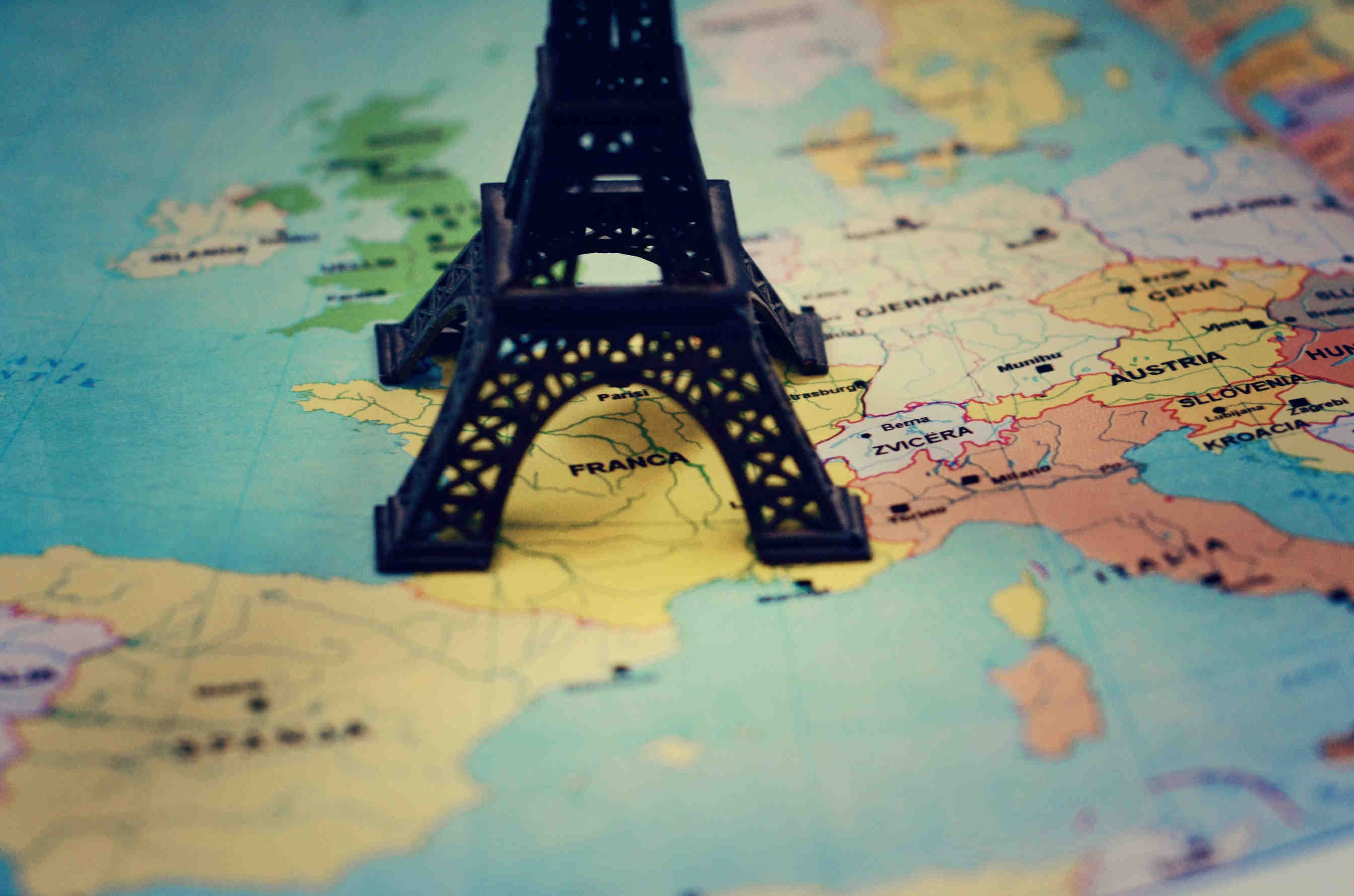 Carte de la France avec une tour Eiffel dessus