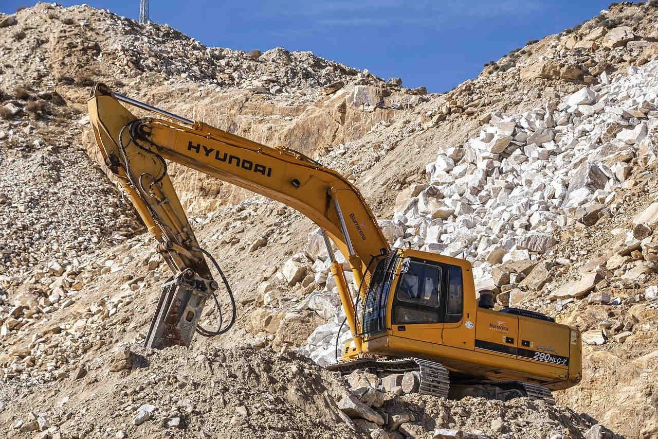 Camion creusant dans une mine de calcaire
