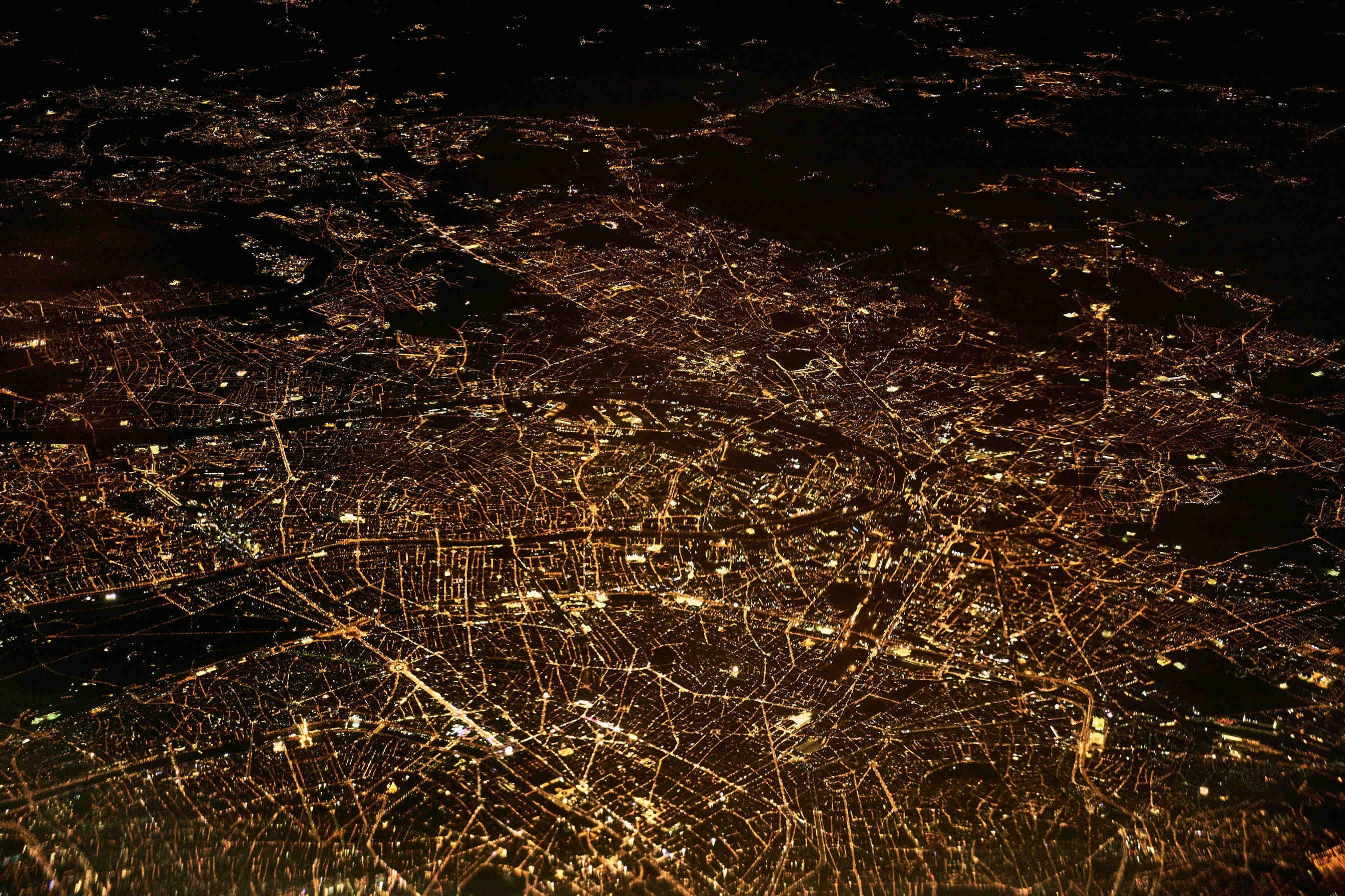 Lumières urbaines vues du ciel la nuit