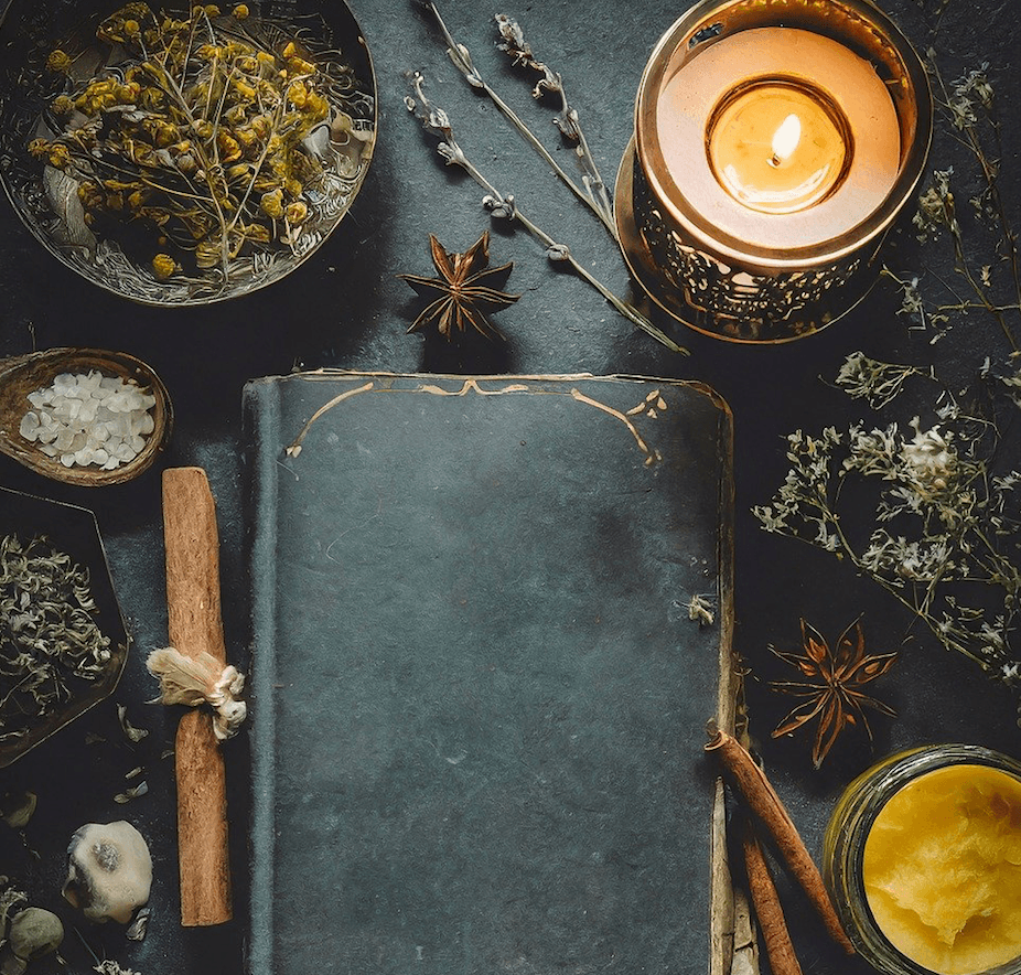 carnet, plantes séchées et bougie