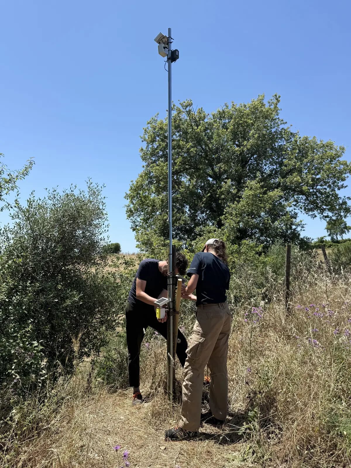 Tecnici 3Bee installano Kiro durante il field test