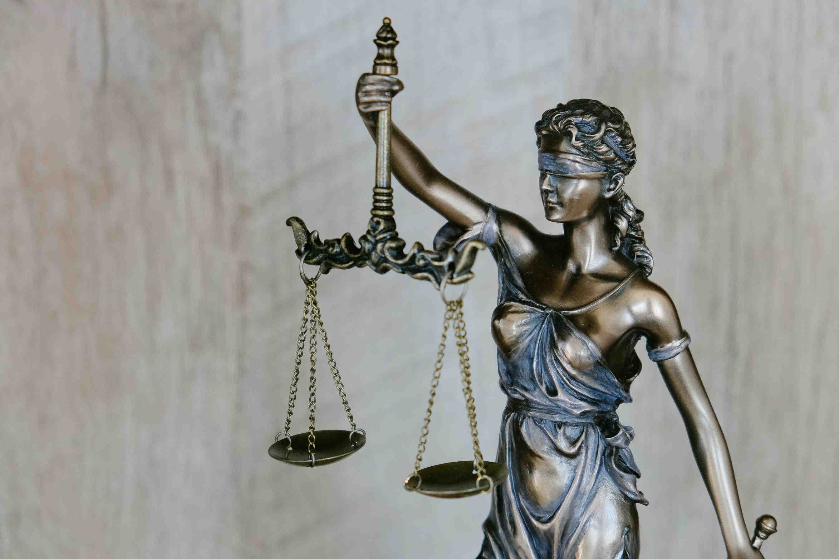 statuette représentant la justice